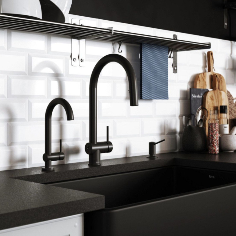 Touchless Kitchen Faucet in Matte Black